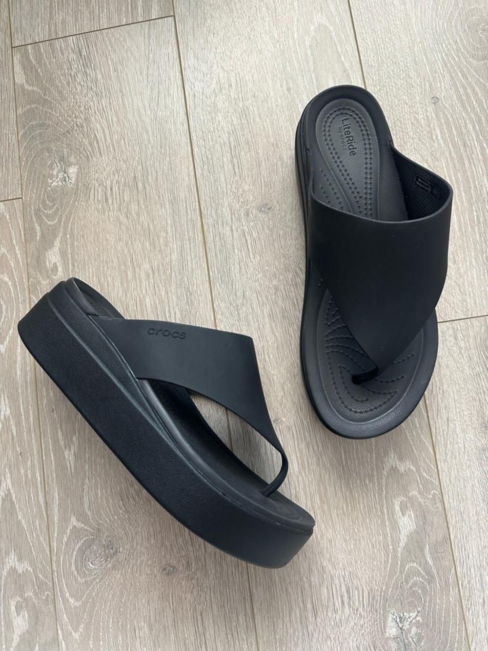 Crocs Shoes Women's Brooklyn Platform Flip Flops Low Wedge Sandals Black Sz 11